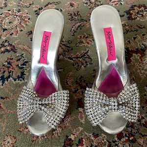Vintage Betsey  Johnson heels size 6. Rhinestone bow